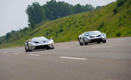 2022 Ford GT 64 Heritage Edition and 1964 Ford GT Prototype Front Three-Quarter Wallpapers 450x275 (13)