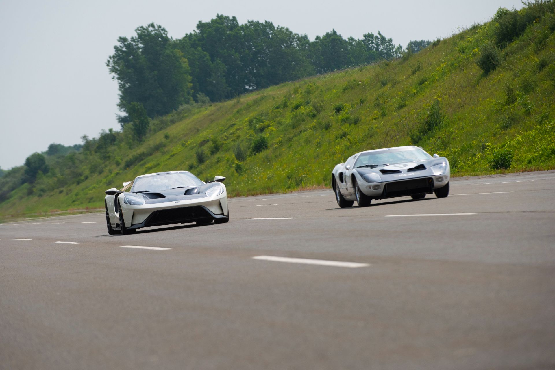2022 Ford GT 64 Heritage Edition and 1964 Ford GT Prototype Front Three-Quarter Wallpapers #13 of 39