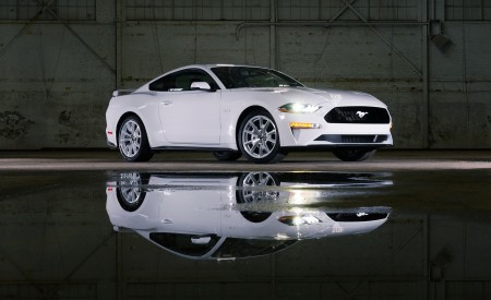 2022 Ford Mustang Ice White Appearance Package Front Three-Quarter Wallpapers 450x275 (7)