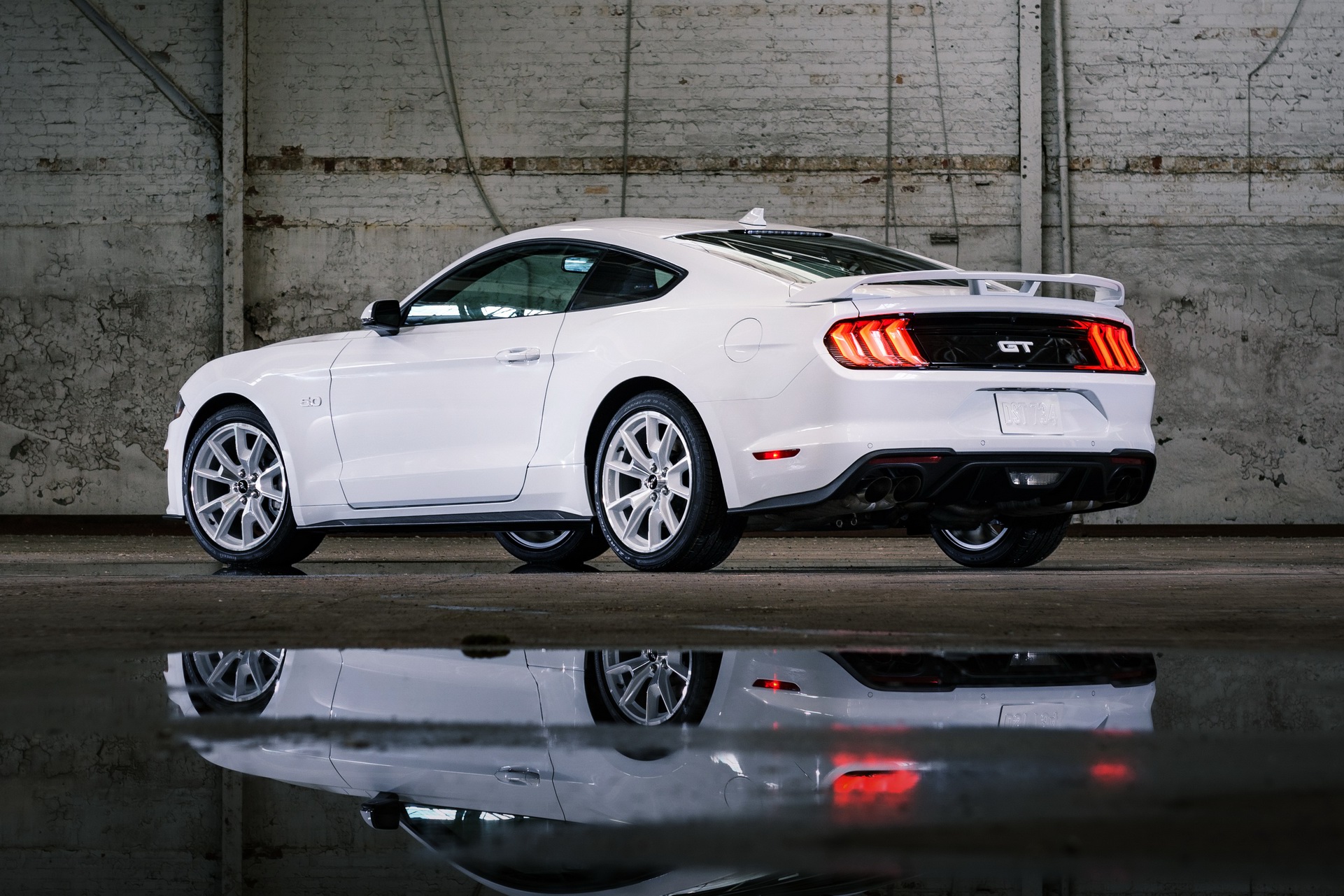 2022 Ford Mustang Ice White Appearance Package Rear Three-Quarter Wallpapers  (2)