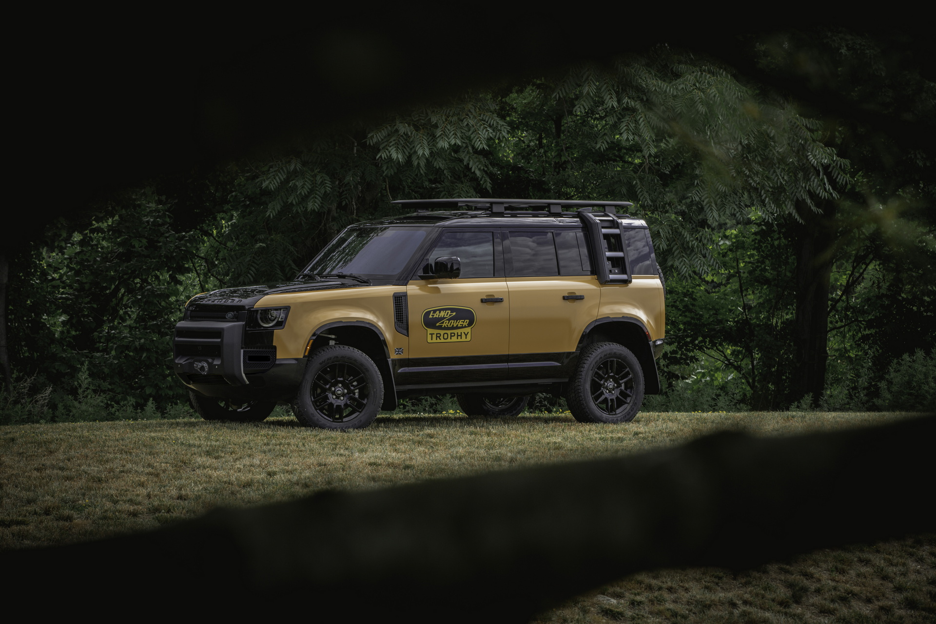 2022 Land Rover Defender Trophy Edition Front Three-Quarter Wallpapers (4)