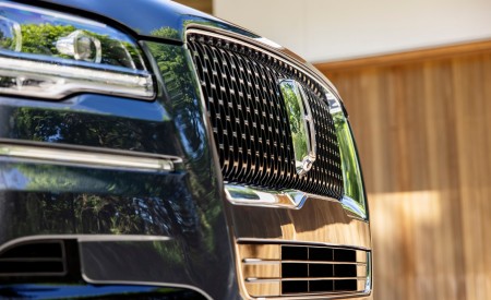 2022 Lincoln Navigator Reserve (Color: Flight Blue) Grill Wallpapers 450x275 (13)