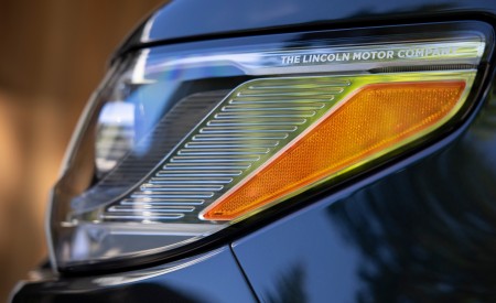 2022 Lincoln Navigator Reserve (Color: Flight Blue) Headlight Wallpapers 450x275 (12)