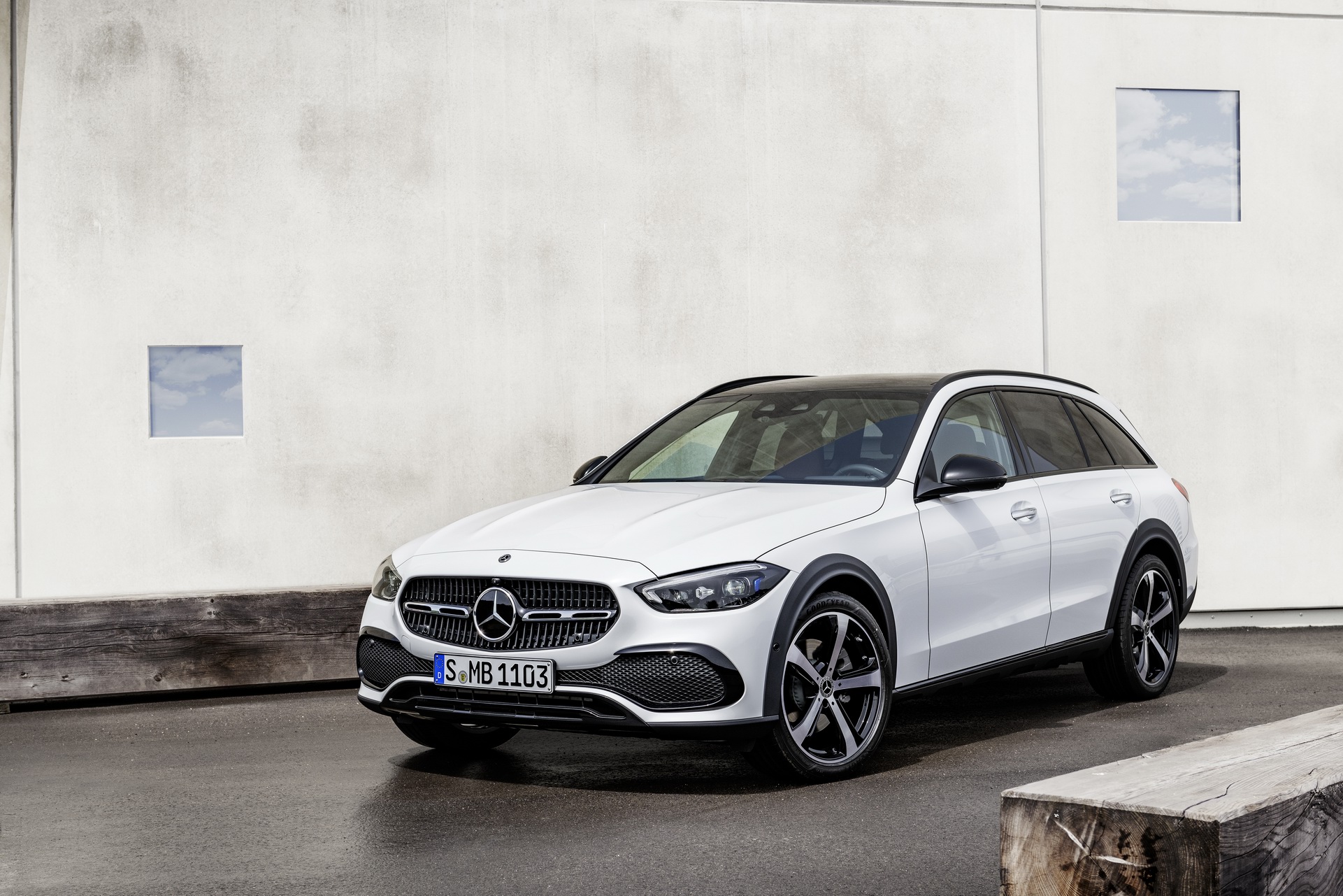 2022 Mercedes-Benz C-Class All-Terrain (Color: Opalite White Bright) Front Three-Quarter Wallpapers #22 of 35