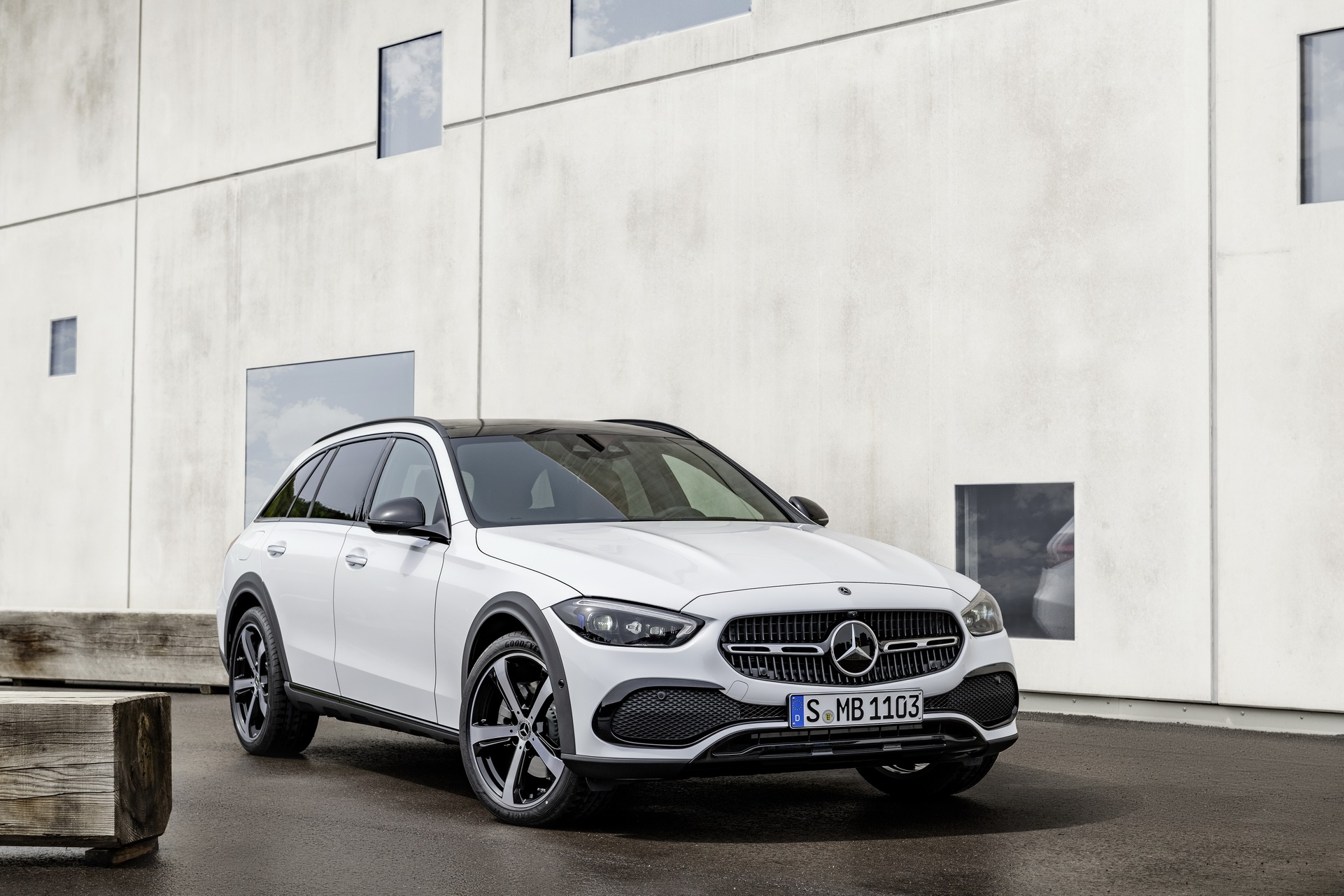 2022 Mercedes-Benz C-Class All-Terrain (Color: Opalite White Bright) Front Three-Quarter Wallpapers #23 of 35