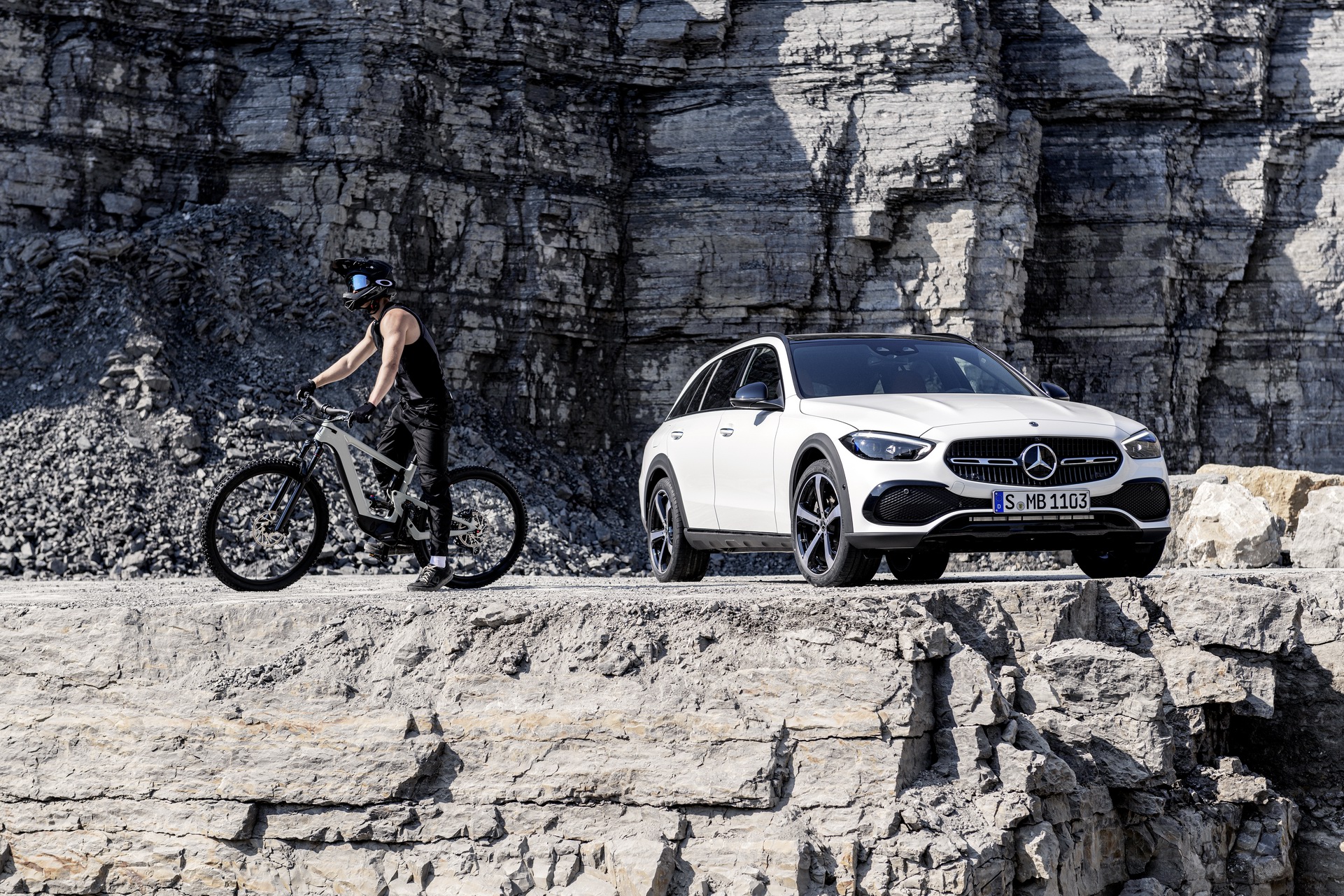 2022 Mercedes-Benz C-Class All-Terrain (Color: Opalite White Bright) Front Wallpapers #13 of 35