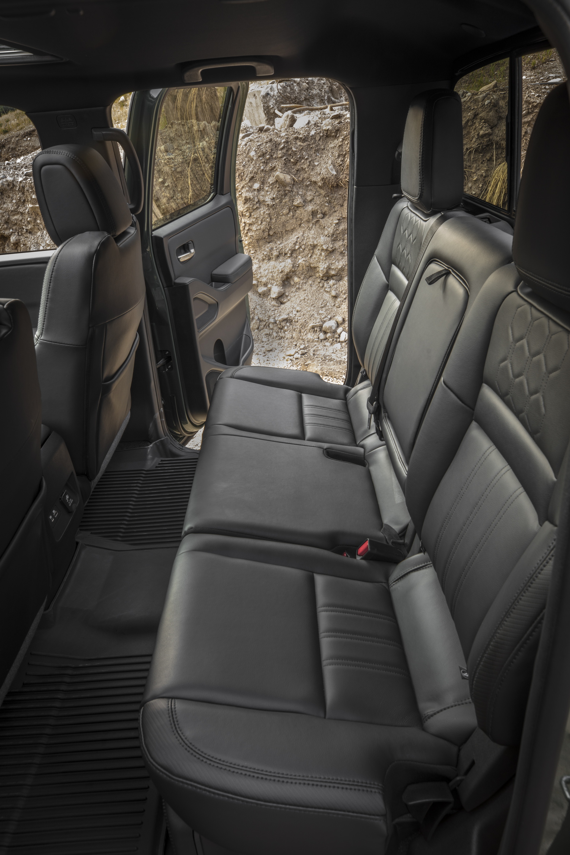 2022 Nissan Frontier Pro-4X Interior Rear Seats Wallpapers #56 of 70
