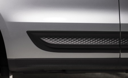 2022 Porsche Macan (Color: Dolomite Silver Metallic) Detail Wallpapers 450x275 (119)