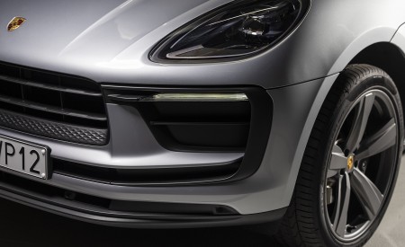 2022 Porsche Macan (Color: Dolomite Silver Metallic) Headlight Wallpapers 450x275 (117)