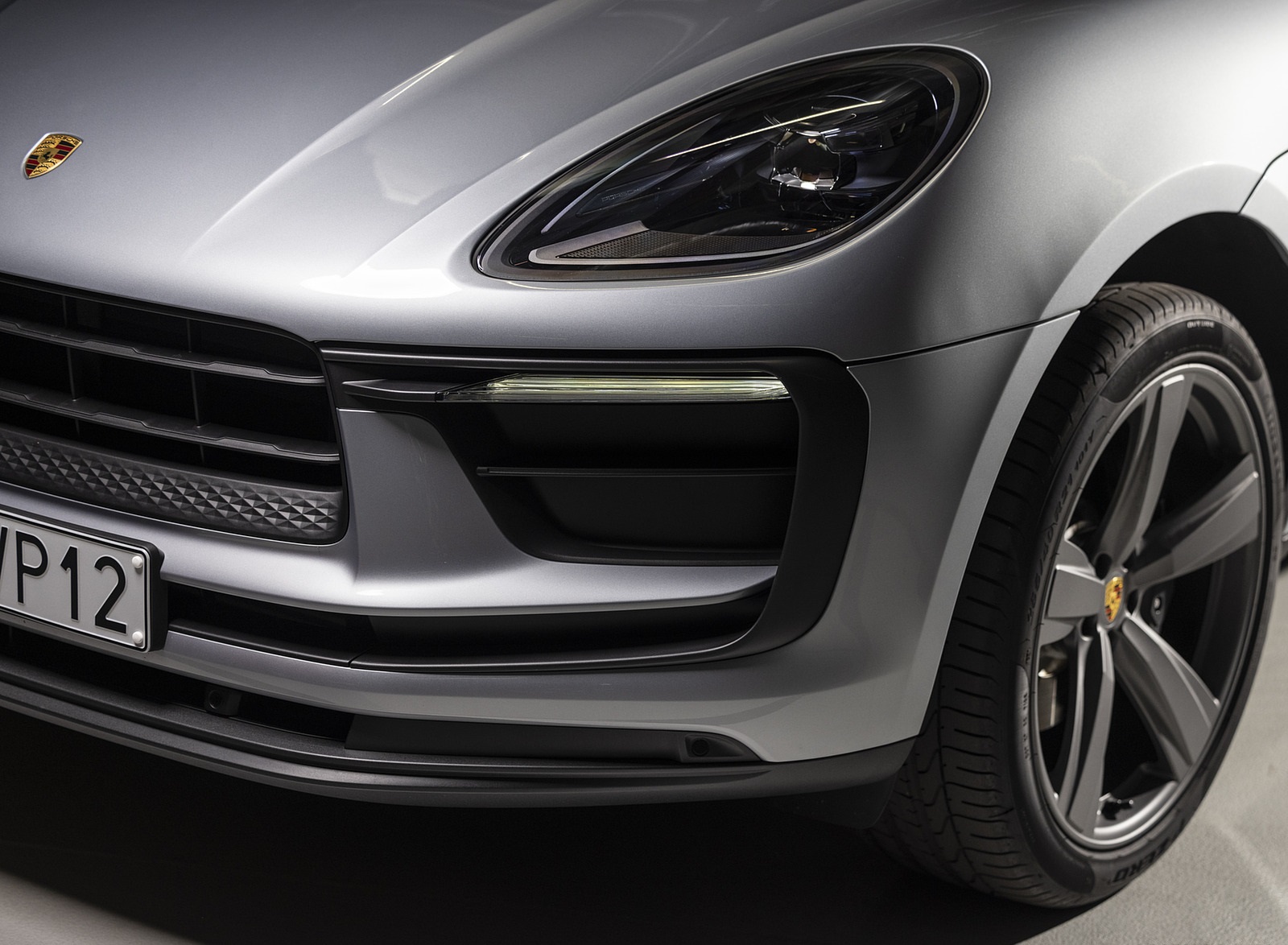 2022 Porsche Macan (Color: Dolomite Silver Metallic) Headlight Wallpapers #117 of 120