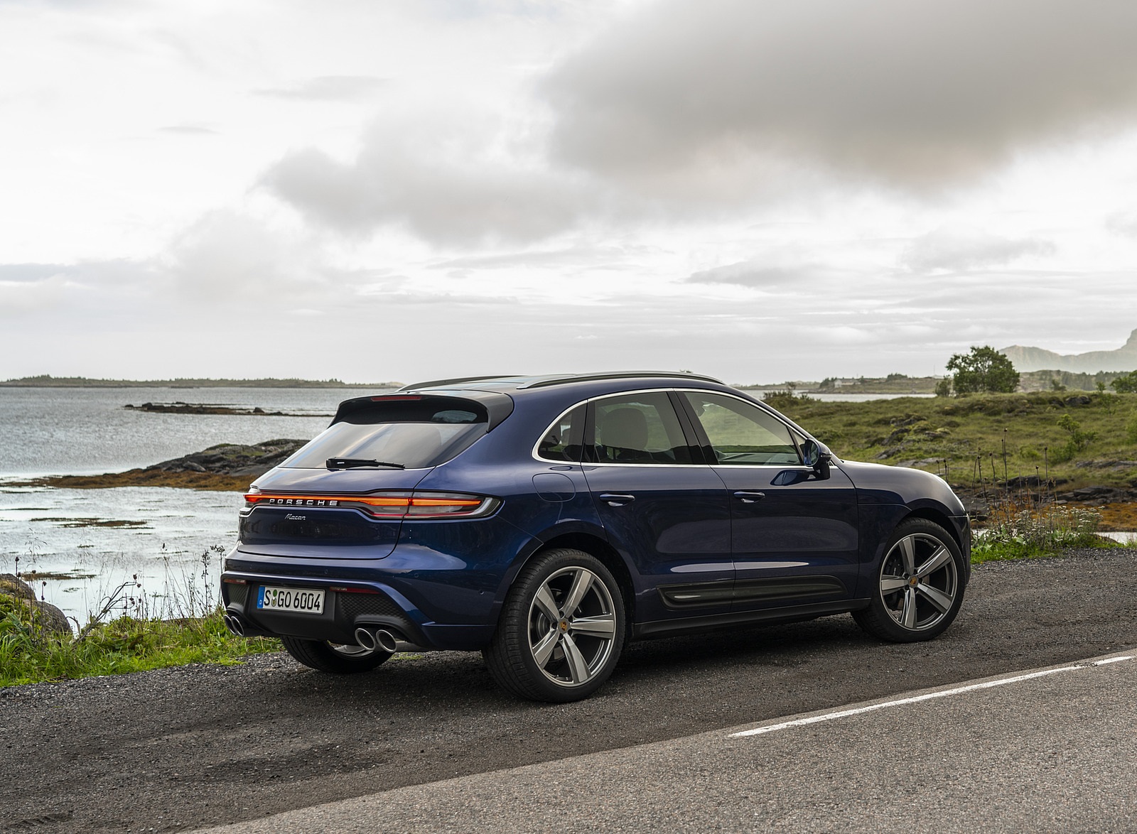 2022 Porsche Macan (Color: Gentian Blue Metallic) Rear Three-Quarter Wallpapers #50 of 120