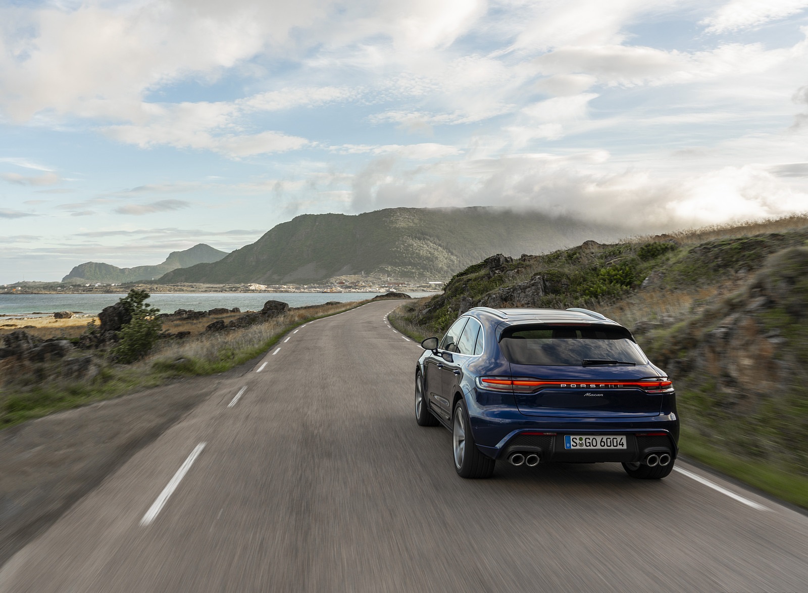 2022 Porsche Macan (Color: Gentian Blue Metallic) Rear Wallpapers #47 of 120