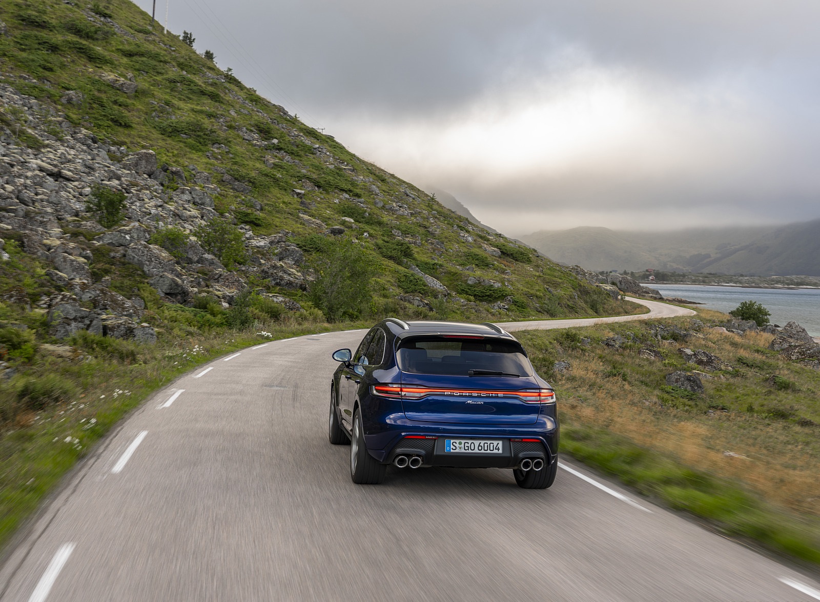 2022 Porsche Macan (Color: Gentian Blue Metallic) Rear Wallpapers #53 of 120