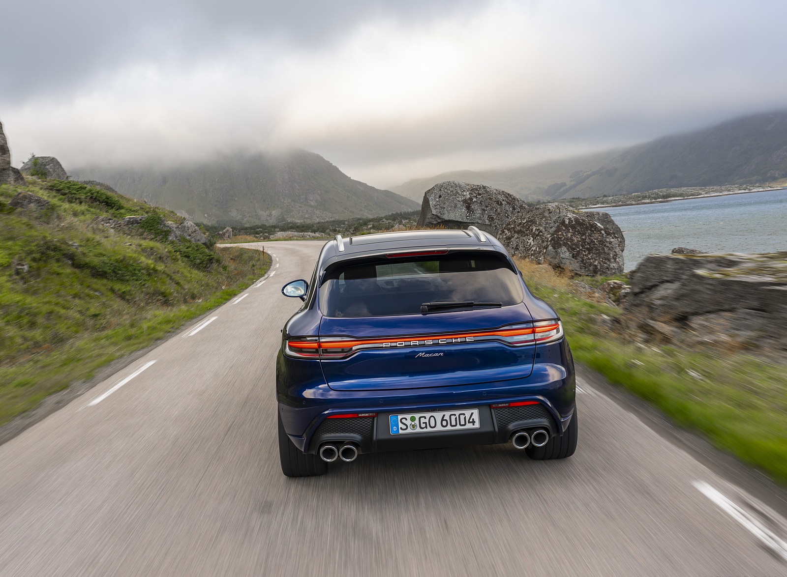 2022 Porsche Macan (Color: Gentian Blue Metallic) Rear Wallpapers #55 of 120