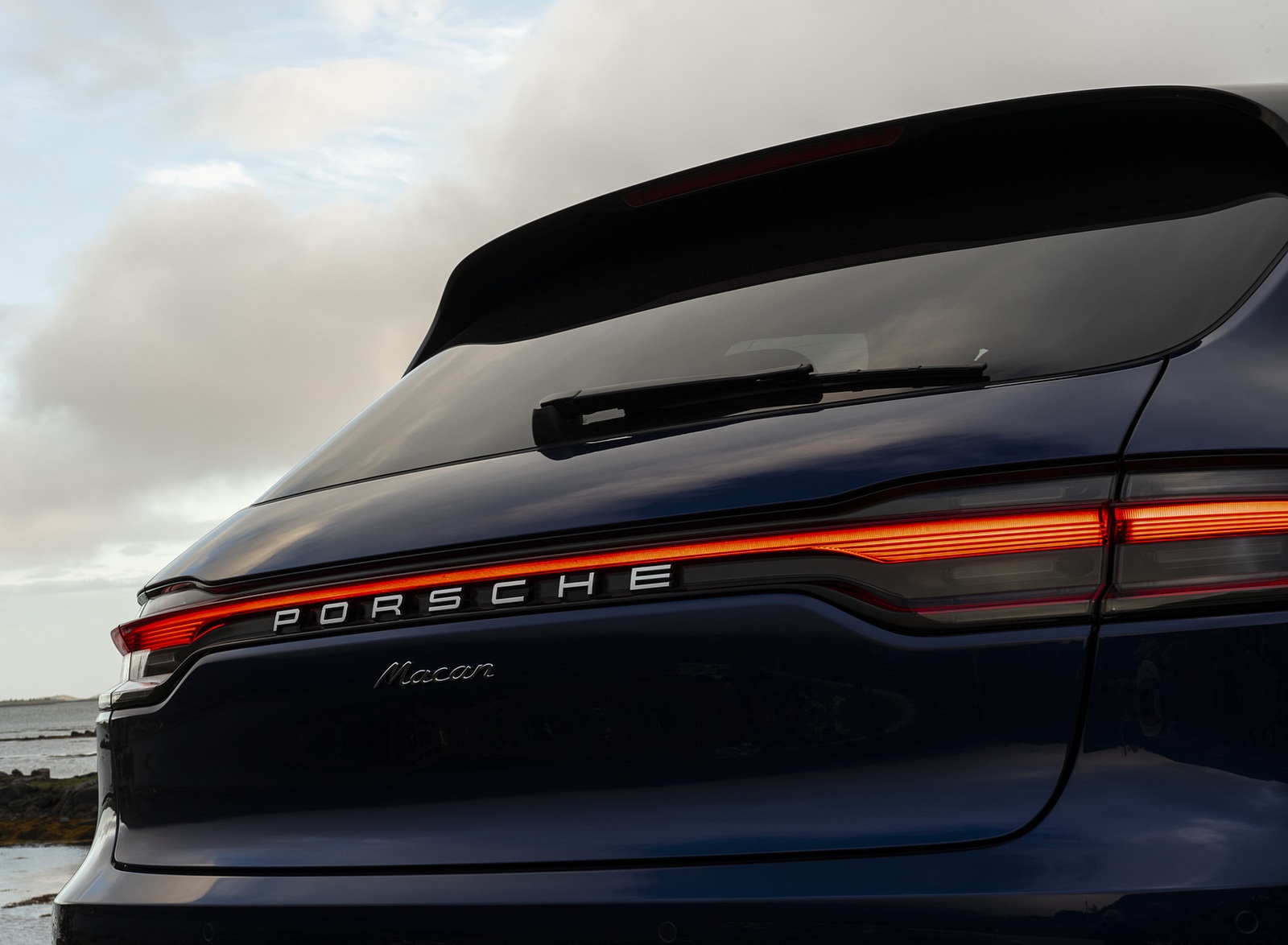 2022 Porsche Macan (Color: Gentian Blue Metallic) Tail Light Wallpapers #70 of 120