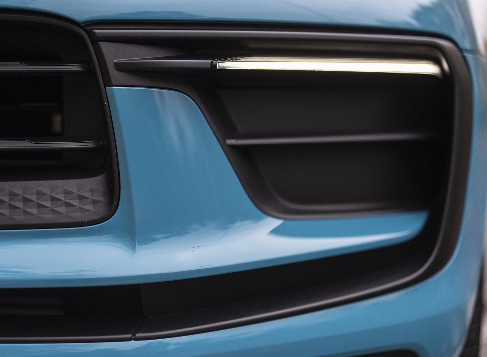 2022 Porsche Macan (Color: Miami Blue) Detail Wallpapers #105 of 120