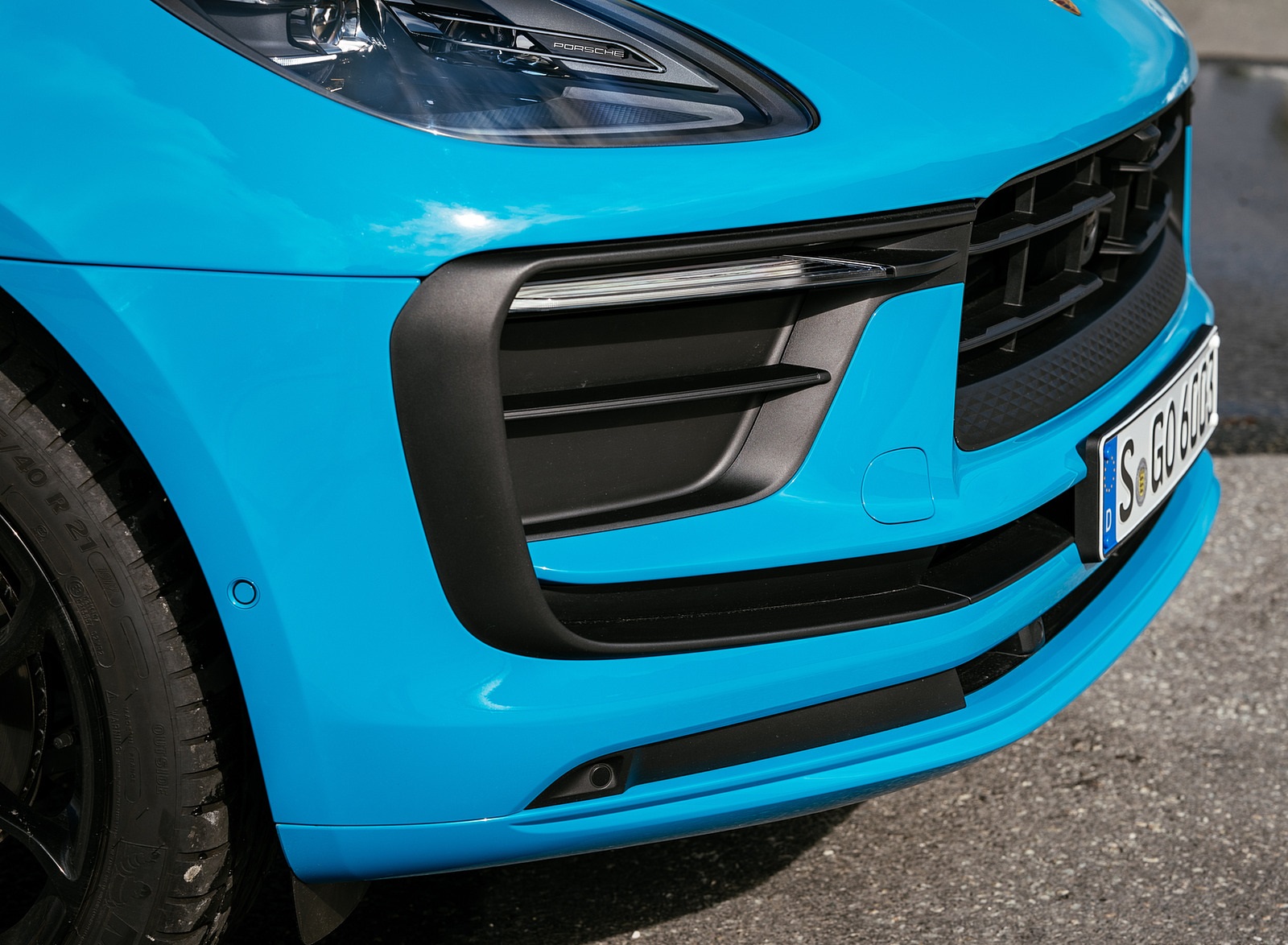 2022 Porsche Macan (Color: Miami Blue) Detail Wallpapers #23 of 120