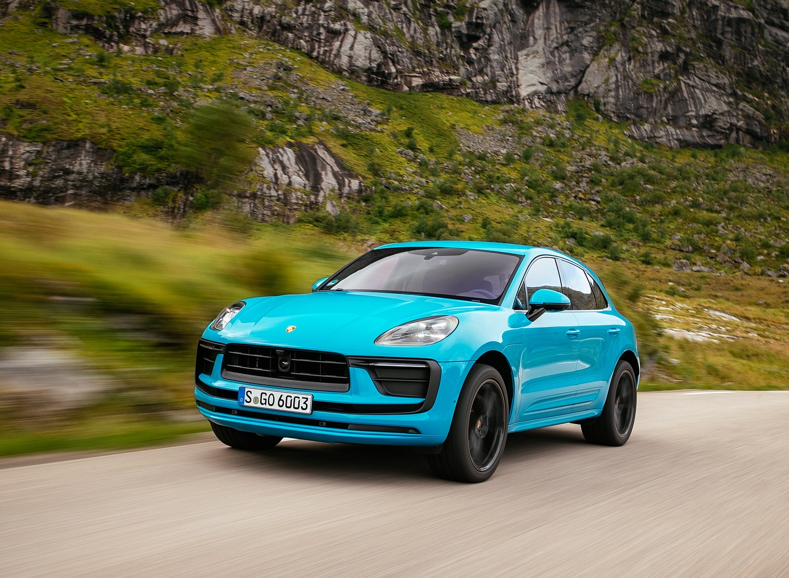 2022 Porsche Macan (Color: Miami Blue) Front Three-Quarter Wallpapers (10)