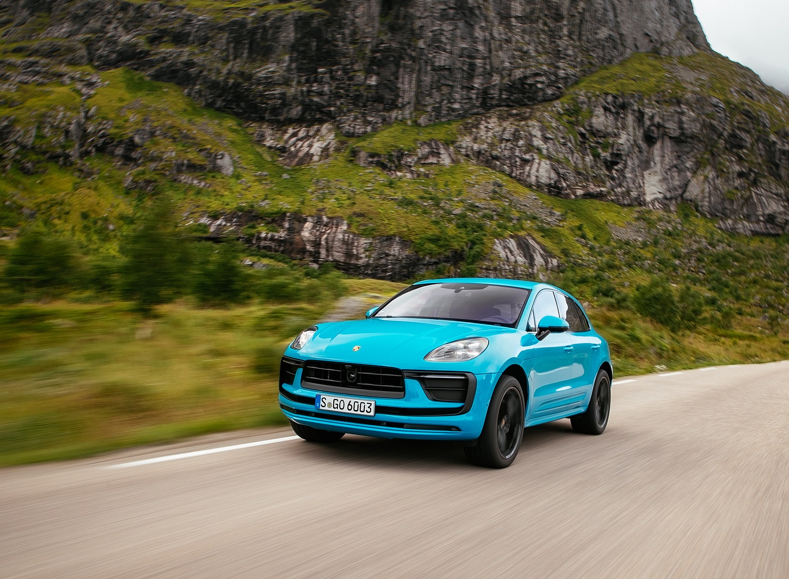 2022 Porsche Macan (Color: Miami Blue) Front Three-Quarter Wallpapers (9)