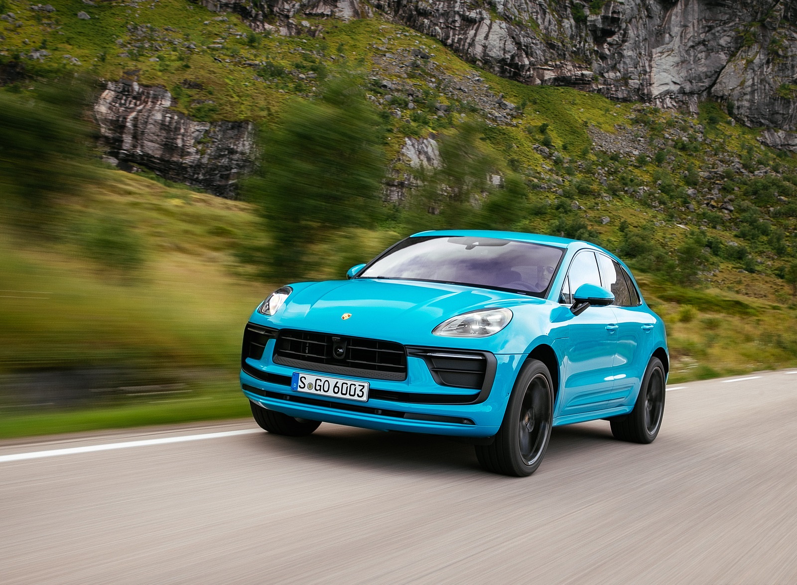 2022 Porsche Macan (Color: Miami Blue) Front Three-Quarter Wallpapers (1)