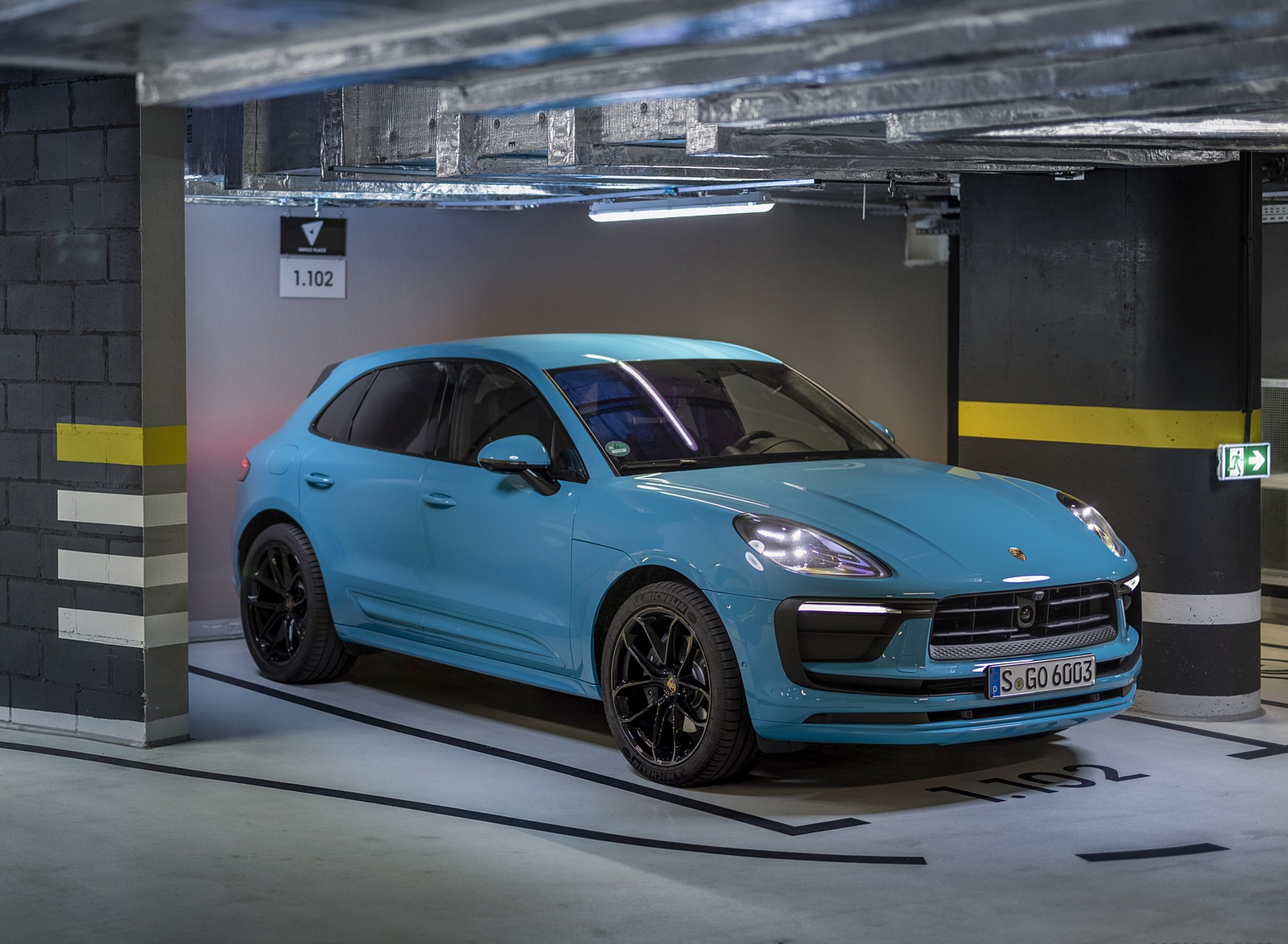 2022 Porsche Macan (Color: Miami Blue) Front Three-Quarter Wallpapers #102 of 120