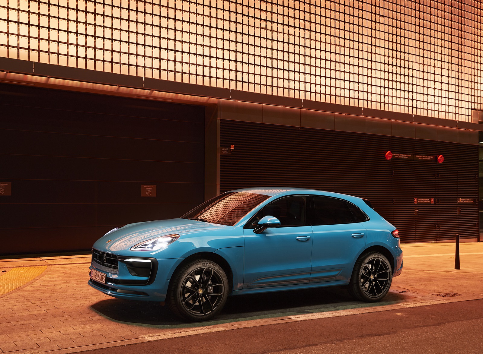 2022 Porsche Macan (Color: Miami Blue) Front Three-Quarter Wallpapers #91 of 120