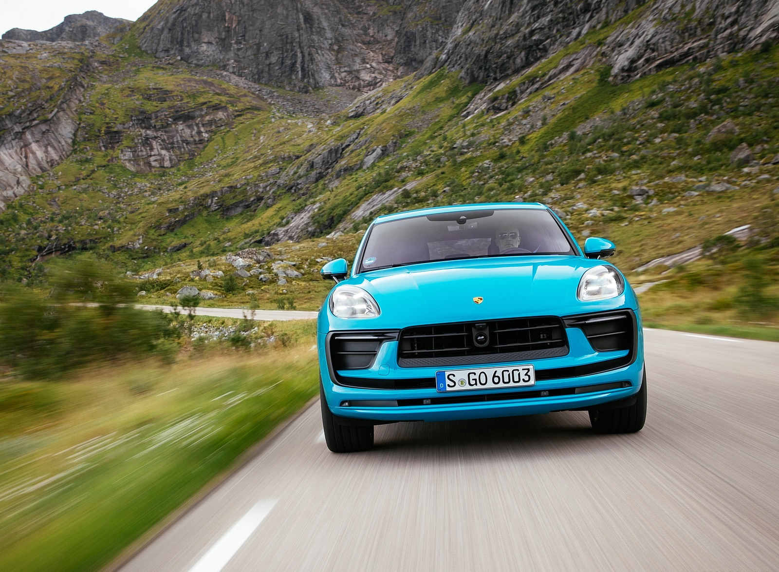 2022 Porsche Macan (Color: Miami Blue) Front Wallpapers (8)