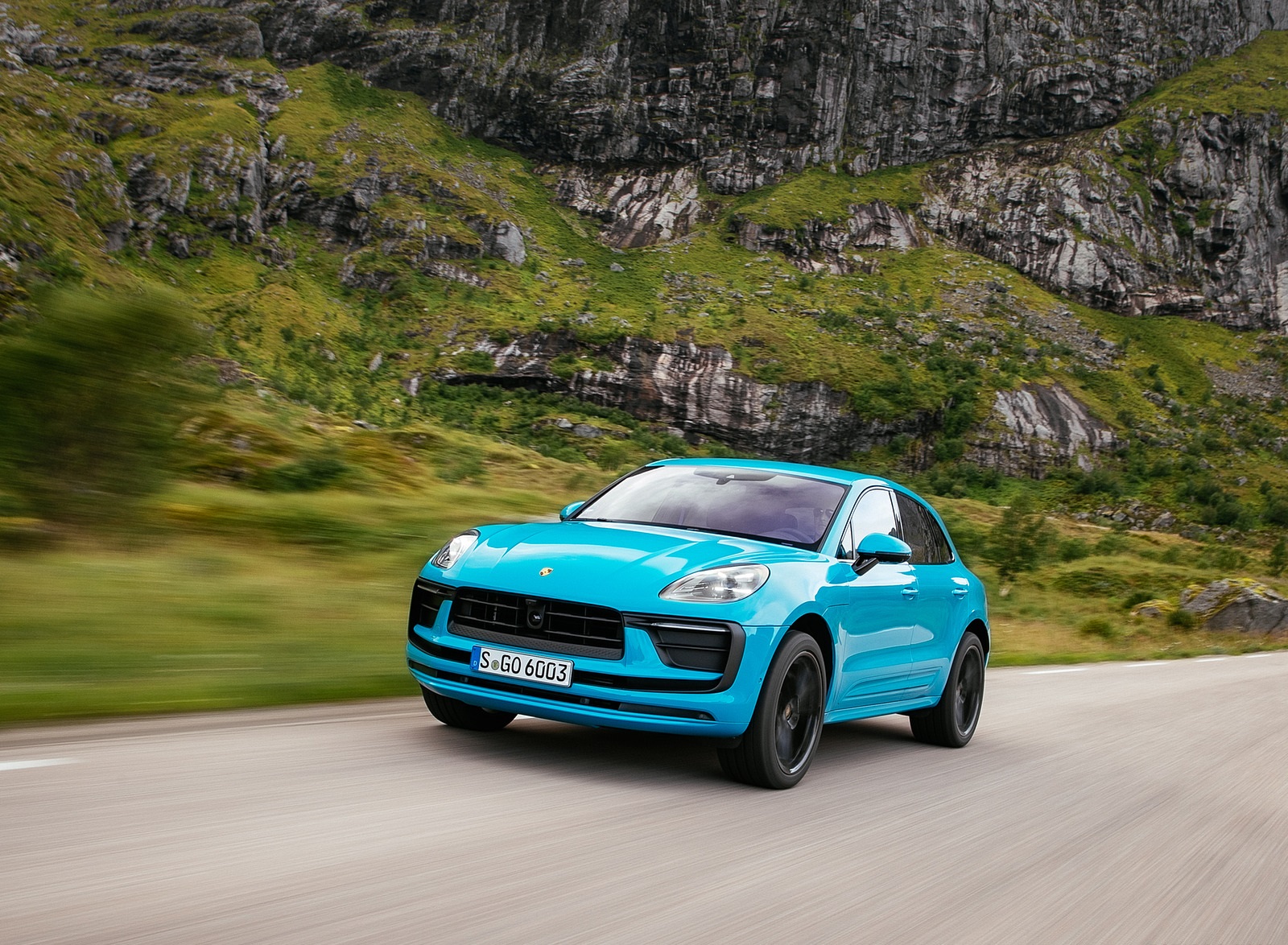 2022 Porsche Macan (Color: Miami Blue) Front Wallpapers (4)