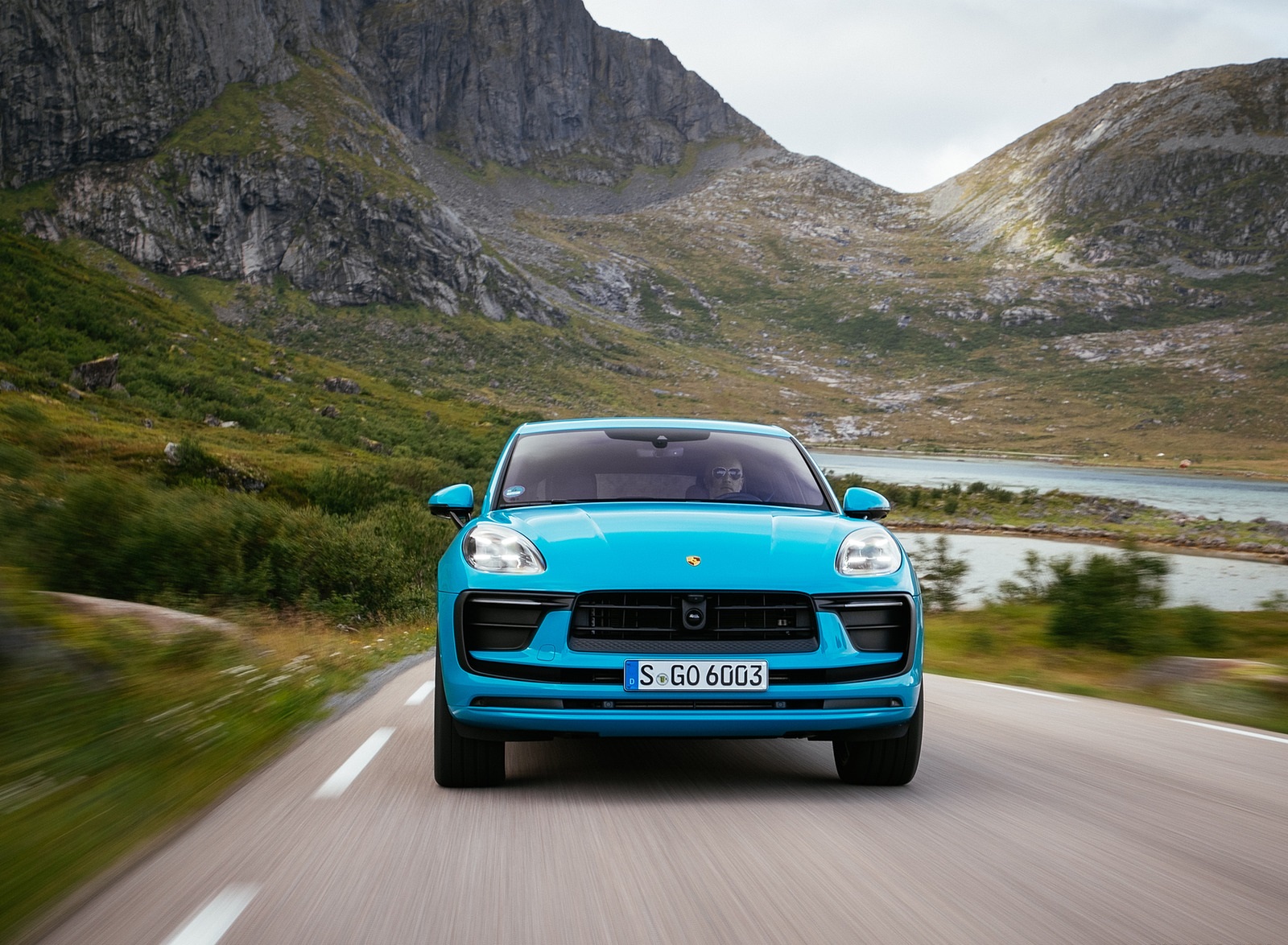 2022 Porsche Macan (Color: Miami Blue) Front Wallpapers #7 of 120