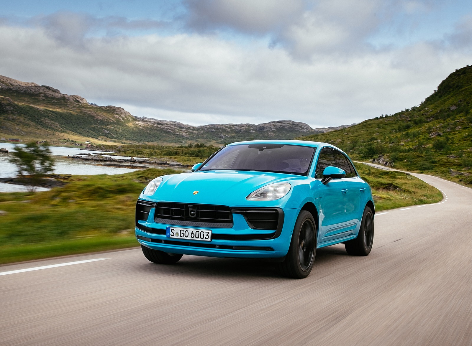 2022 Porsche Macan (Color: Miami Blue) Front Wallpapers (3)