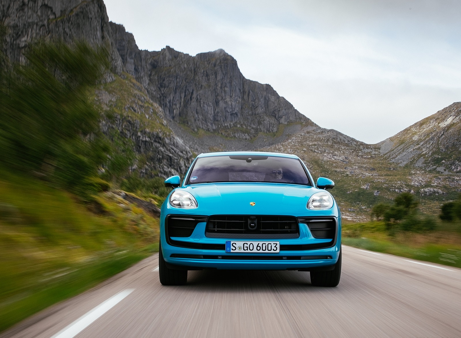 2022 Porsche Macan (Color: Miami Blue) Front Wallpapers #6 of 120