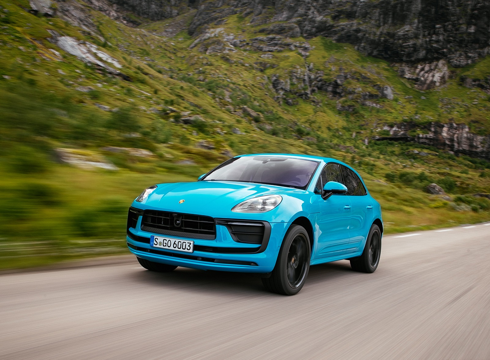 2022 Porsche Macan (Color: Miami Blue) Front Wallpapers #5 of 120