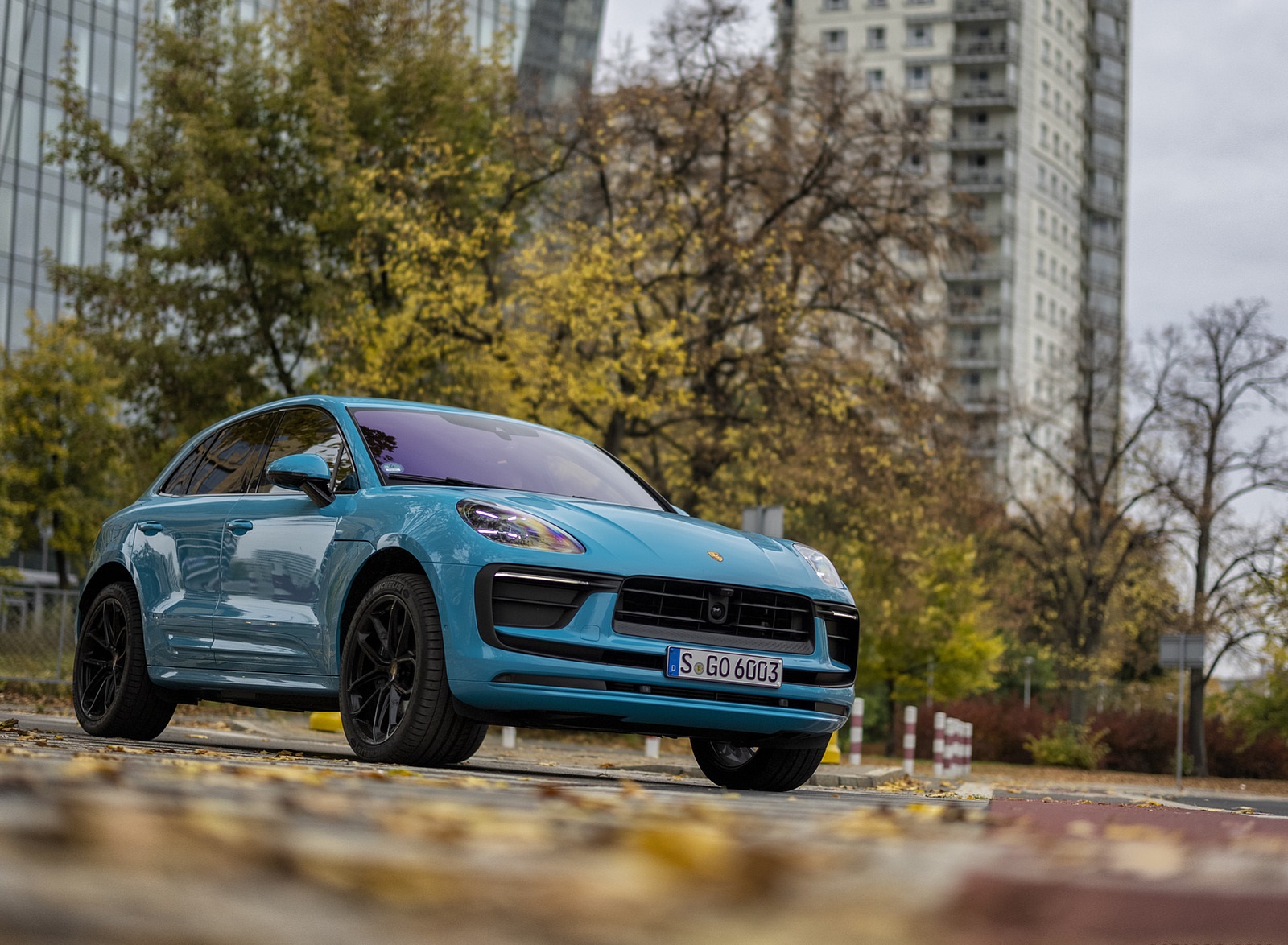 2022 Porsche Macan (Color: Miami Blue) Front Wallpapers #85 of 120