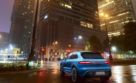 2022 Porsche Macan (Color: Miami Blue) Rear Three-Quarter Wallpapers 450x275 (92)