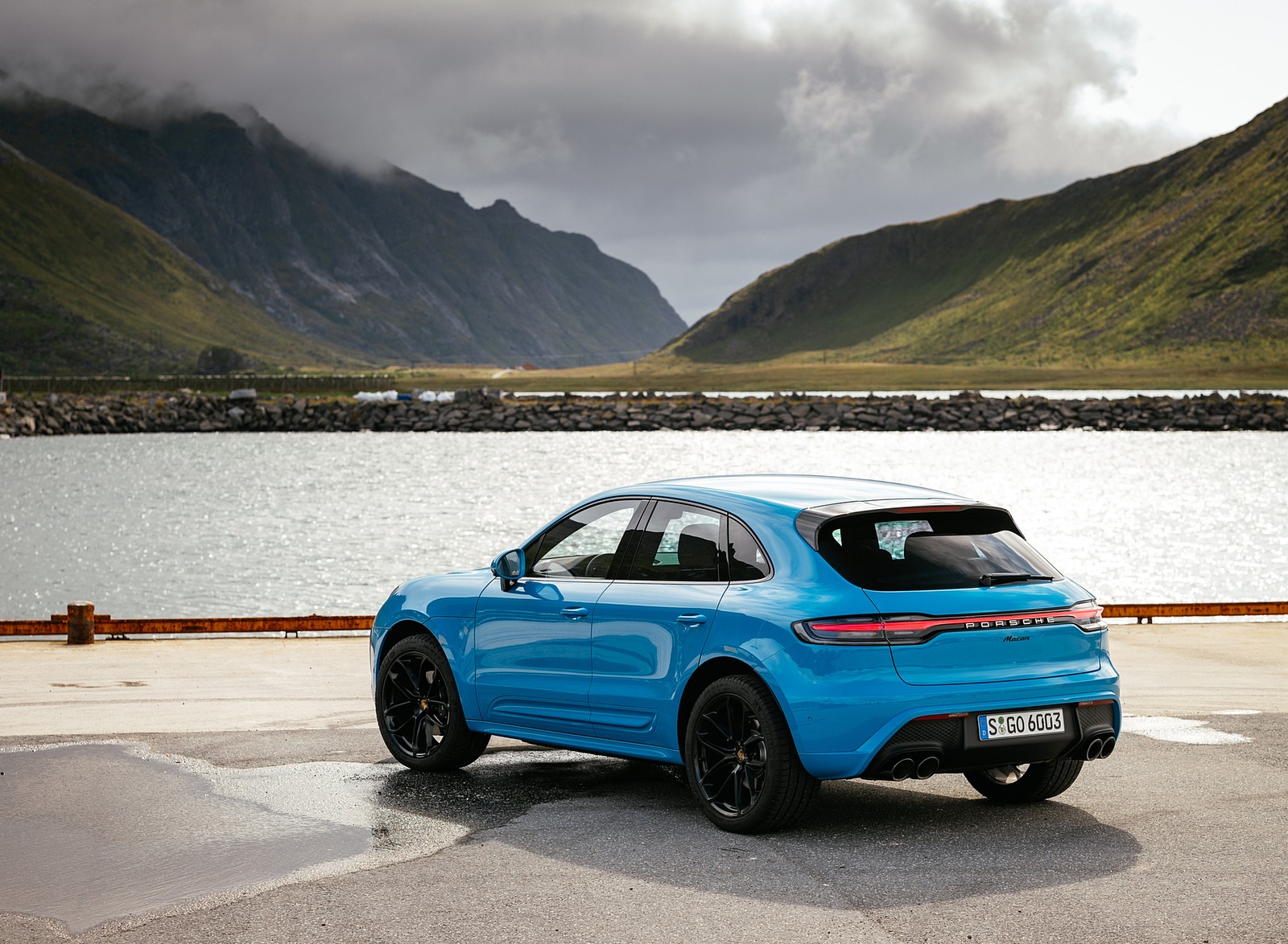 2022 Porsche Macan (Color: Miami Blue) Rear Three-Quarter Wallpapers #17 of 120