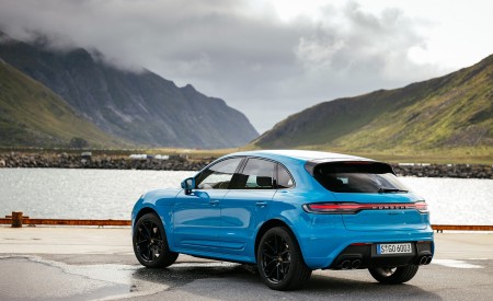 2022 Porsche Macan (Color: Miami Blue) Rear Three-Quarter Wallpapers 450x275 (18)