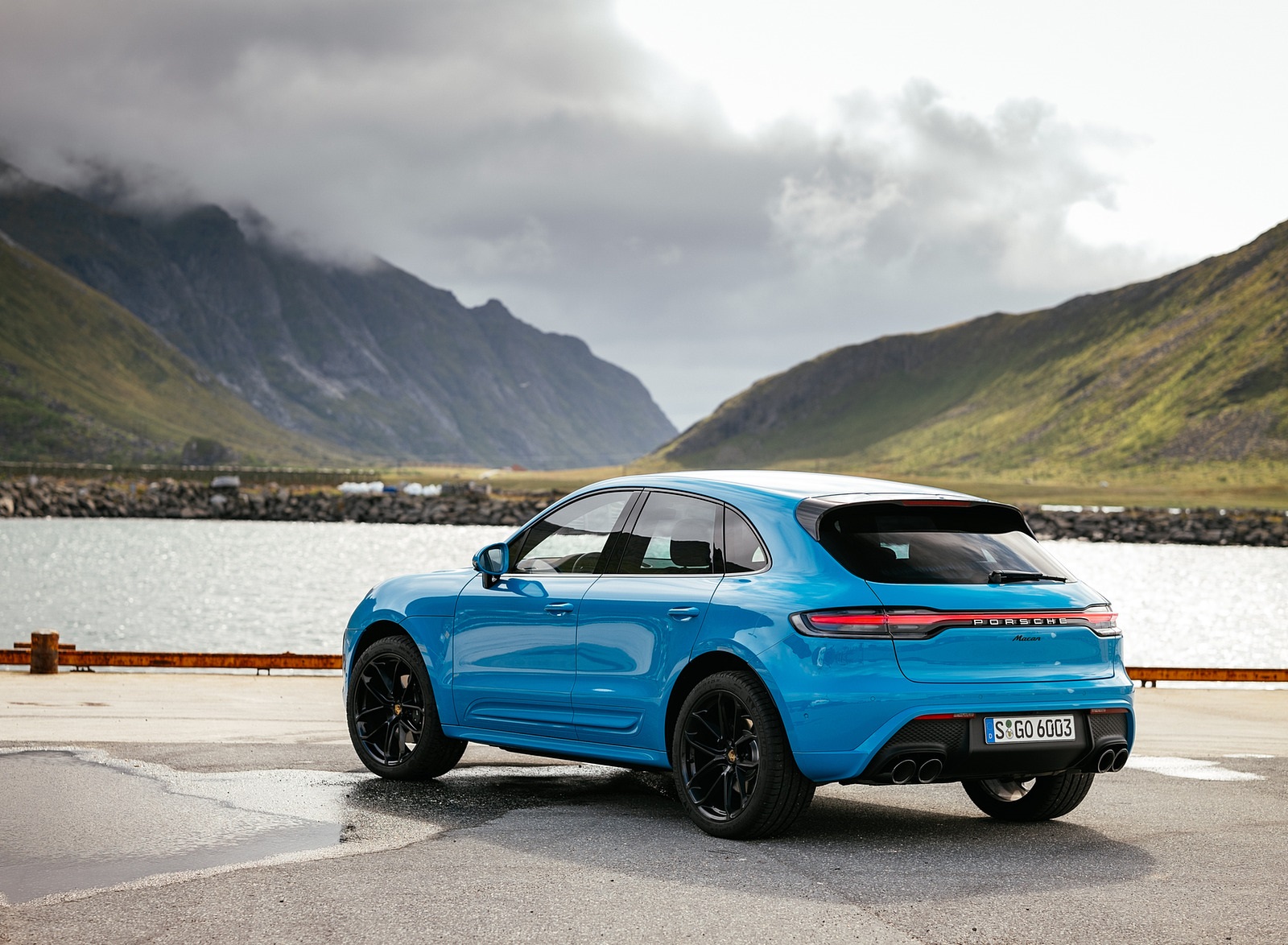 2022 Porsche Macan (Color: Miami Blue) Rear Three-Quarter Wallpapers #18 of 120