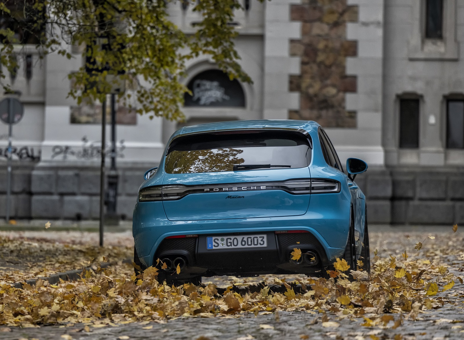 2022 Porsche Macan (Color: Miami Blue) Rear Wallpapers #87 of 120
