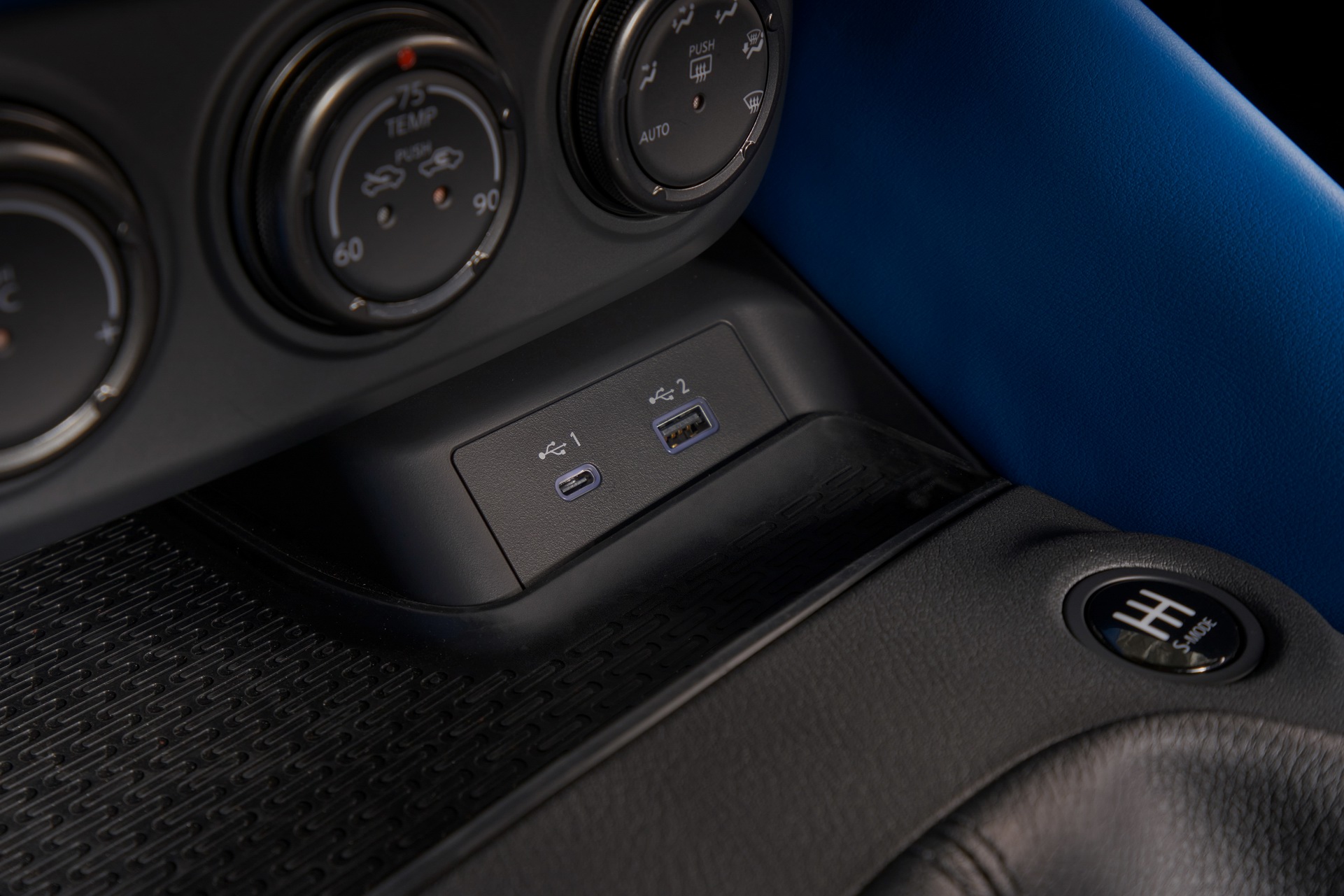 2023 Nissan Z (Color: Seiran Blue) Interior Detail Wallpapers #86 of 108