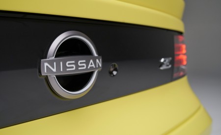2023 Nissan Z Proto Spec Edition (Color: Ikazuchi Yellow) Badge Wallpapers 450x275 (34)