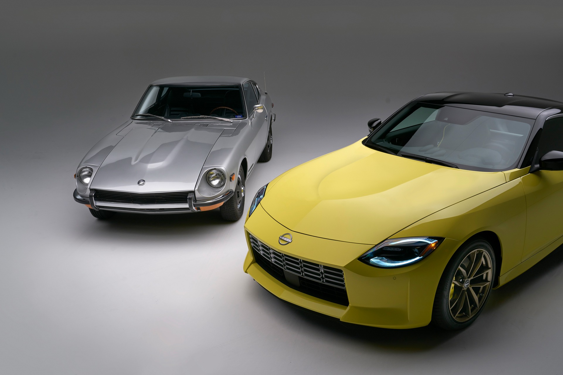 2023 Nissan Z Proto Spec Edition (Color: Ikazuchi Yellow) and Datsun 240Z Top Wallpapers #27 of 38