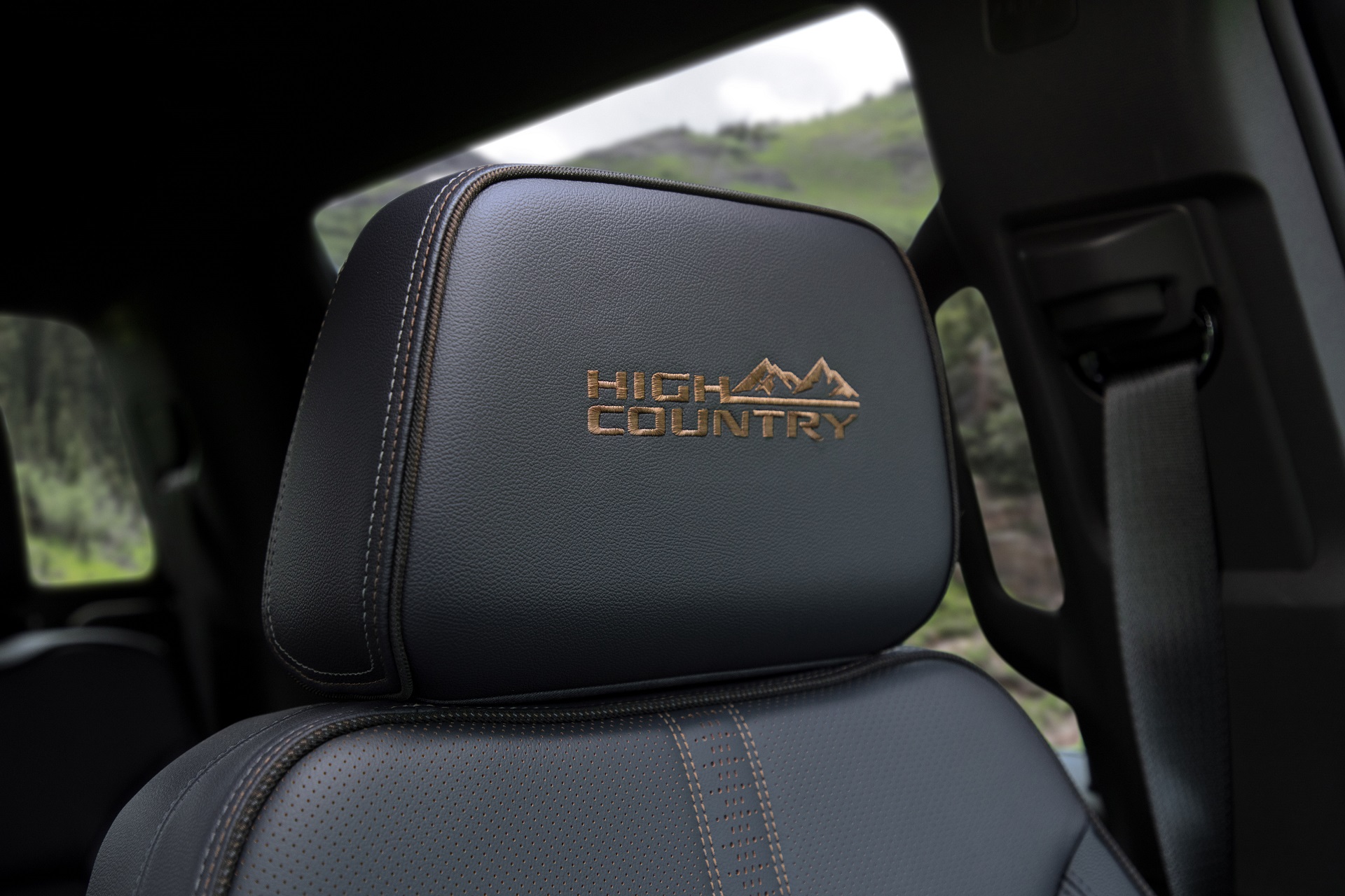 2022 Chevrolet Silverado High Country Interior Seats Wallpapers (5)