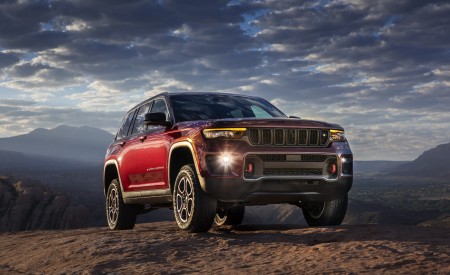 2022 Jeep Grand Cherokee Trailhawk Front Three-Quarter Wallpapers  450x275 (2)