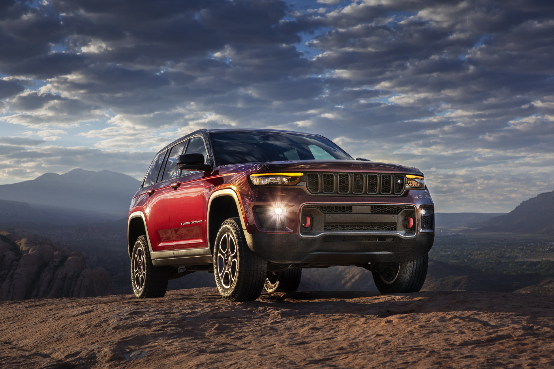 2022 Jeep Grand Cherokee Trailhawk Front Three-Quarter Wallpapers  (2)