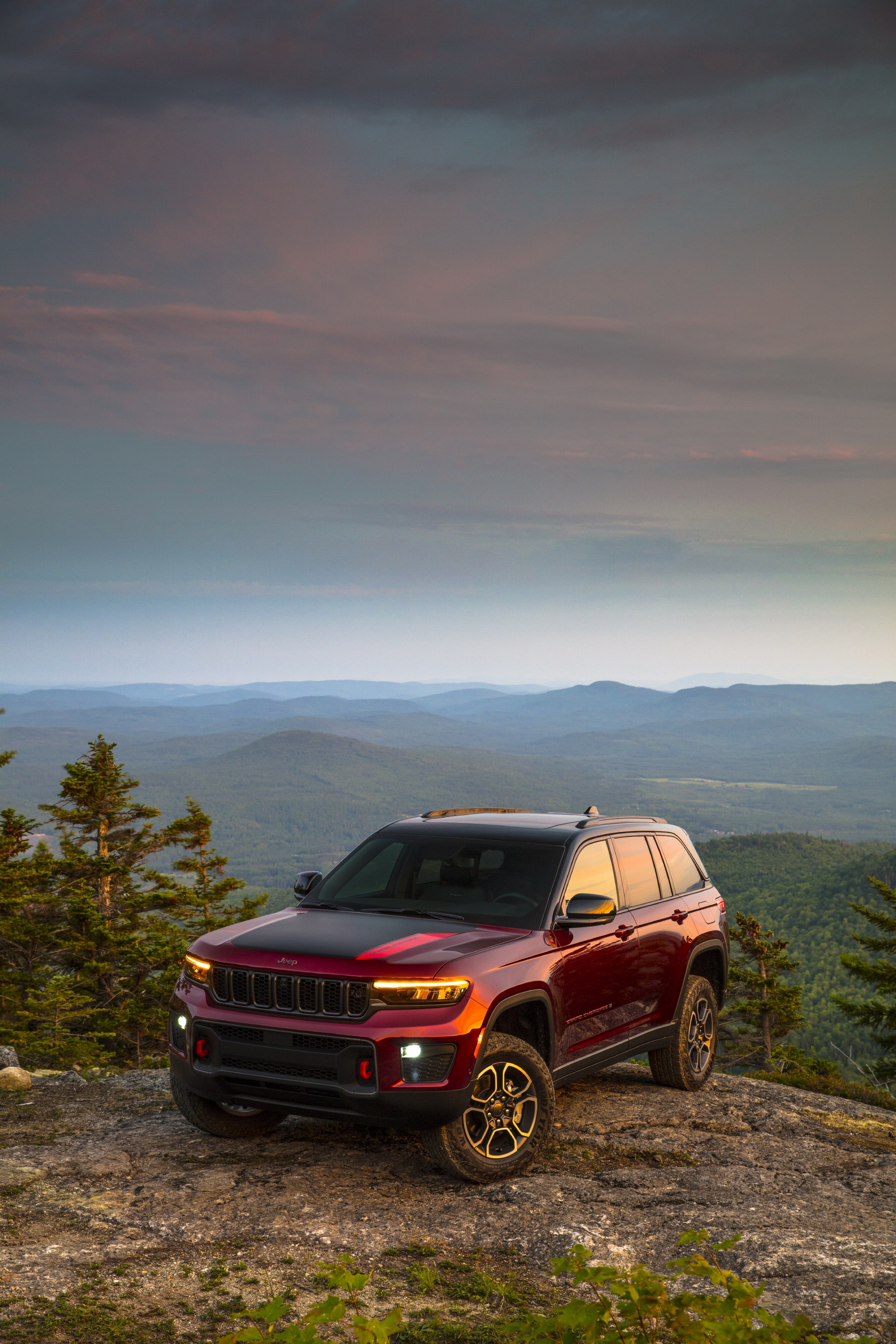 2022 Jeep Grand Cherokee Trailhawk Front Three-Quarter Wallpapers #18 of 43