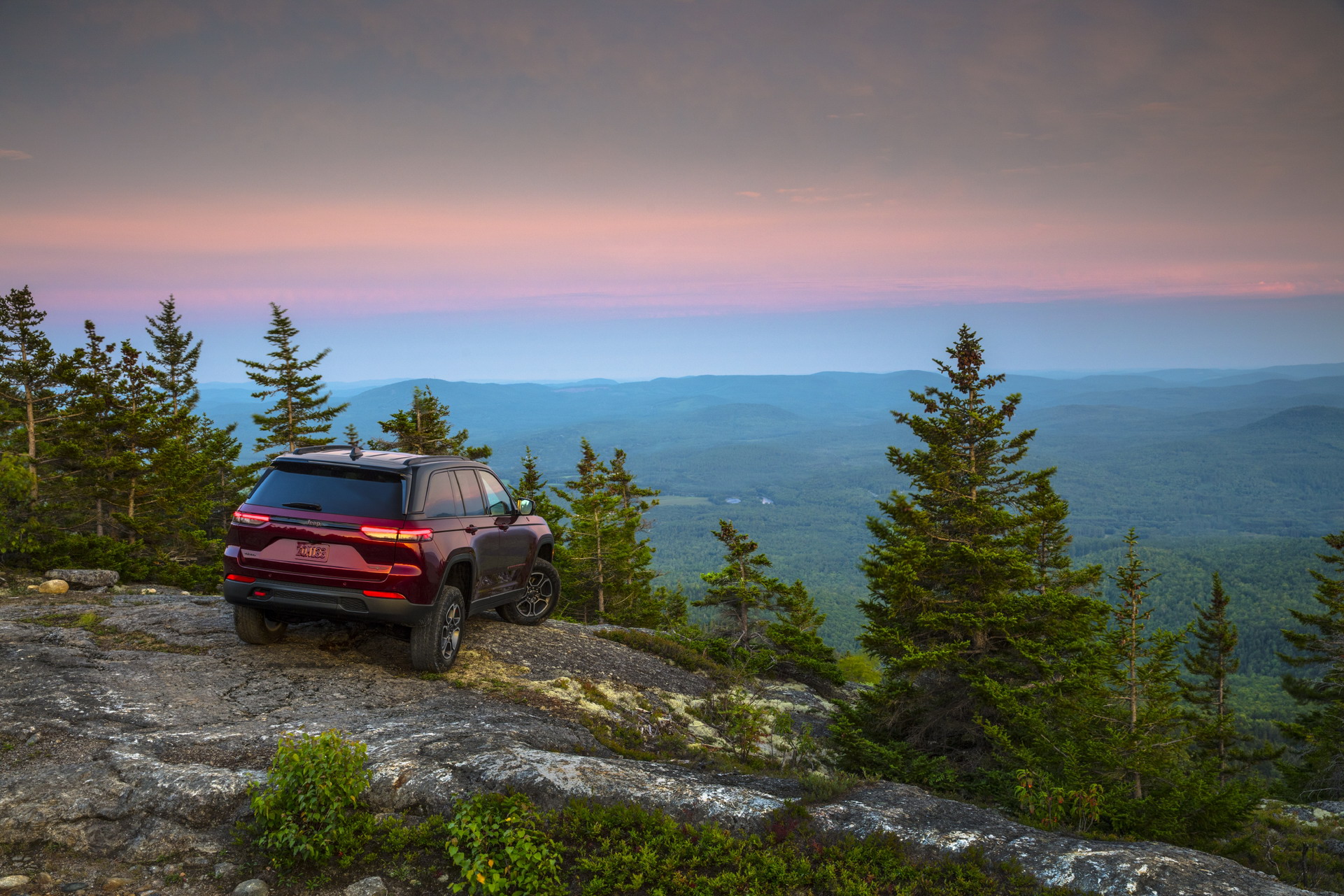 Jeep Grand Cherokee уезжающий вдаль