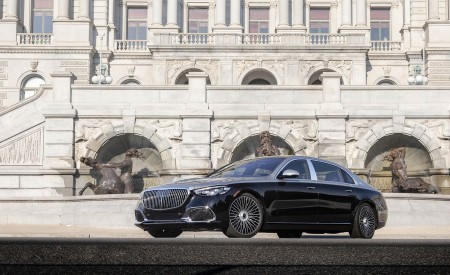 2022 Mercedes-Maybach S 680 4MATIC (US-Spec) Front Three-Quarter Wallpapers 450x275 (118)