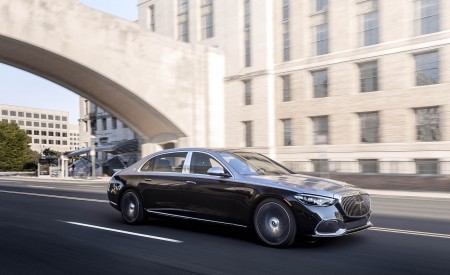2022 Mercedes-Maybach S 680 4MATIC (US-Spec) Front Three-Quarter Wallpapers 450x275 (98)