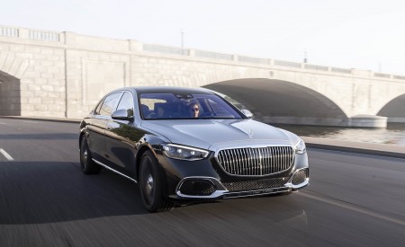 2022 Mercedes-Maybach S 680 4MATIC (US-Spec) Front Three-Quarter Wallpapers 450x275 (110)