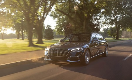 2022 Mercedes-Maybach S 680 4MATIC (US-Spec) Front Three-Quarter Wallpapers 450x275 (10)